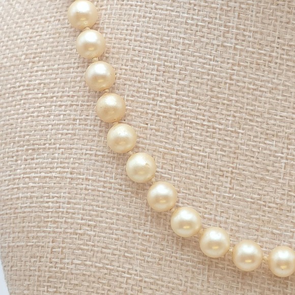 Vintage MONET Faux Pearl Necklace Hand-tied Glass Bead Gold Plate‎ Locking Clasp - Picture 3 of 9